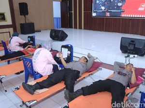 Polisi Blitar Donor Darah Peringati Hari Jadi Humas Polri ke-73
