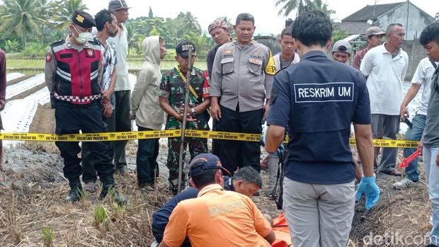 Polisi melakukan olah TKP penemuan kerangka manusia di ladang di Tasikmalaya.