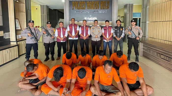 Polisi menangkap 10 orang sindikat pencurian sapi yang buat resah peternak. (Foto: Dok Humas Polres Rokan Hulu)
