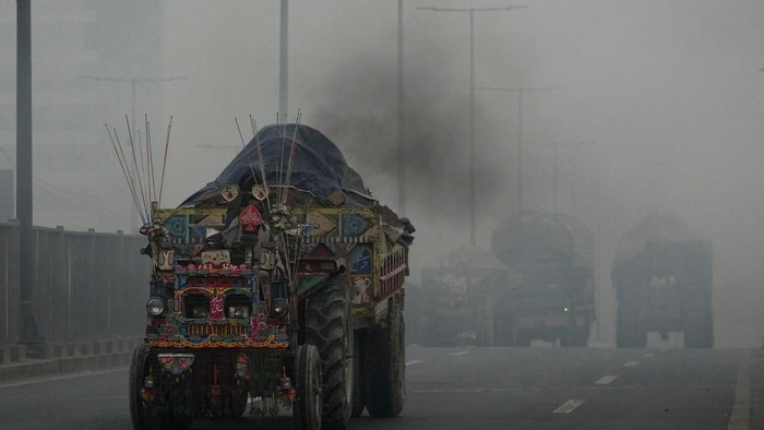 Polusi Super Tebal Selimuti Pakistan Vehicles move slow on a road as smog envelops the area, in Lahore, Pakistan, Monday, Oct. 28, 2024. (AP Photo/K.M. Chaudary)