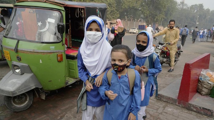 Vehicles move slow on a road as smog envelops the area, in Lahore, Pakistan, Monday, Oct. 28, 2024. (AP Photo/K.M. Chaudary)