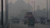 Kabut asap tebal menyelimuti Lahore pekan ini, sehingga mengurangi jarak pandang.