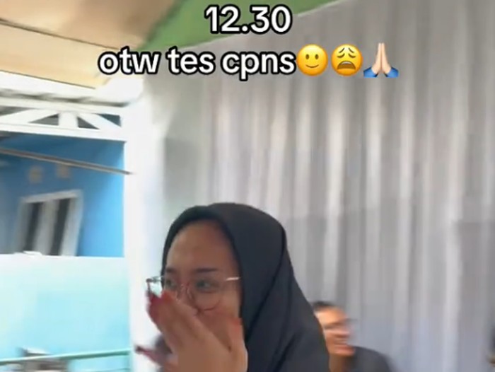 Postingan kocak pengantin wanita barusana menggelar acara resepsi pernikahan, pada siang harinya langsung ganti baju untuk mengikuti tes CPNS. Video tersebut langsung viral di media sosial.