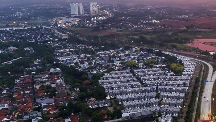 Potret dari Udara Tangerang Raya yang Diprediksi Jadi New Greater Jakarta Foto udara kawasan simpang susun CBD tol Serpong Balaraja, Kabupaten Tangerang, Banten, Senin (28/10/2024). Kementerian Perekonomian menetapkan kawasan Serpong sebagai Proyek Strategis Nasional (PSN) dengan konsentrasi pada sektor pendidikan dan biomedical sehingga wilayah Tangerang Raya diprediksi menjadi new greater Jakarta karena ditunjang dengan fasilitas dan pengembang besar serta didukung dengan investasi pada triwulan ketiga tahun 2024 mencapai Rp11,18 triliun. ANTARA FOTO/Galih Pradipta/nym.