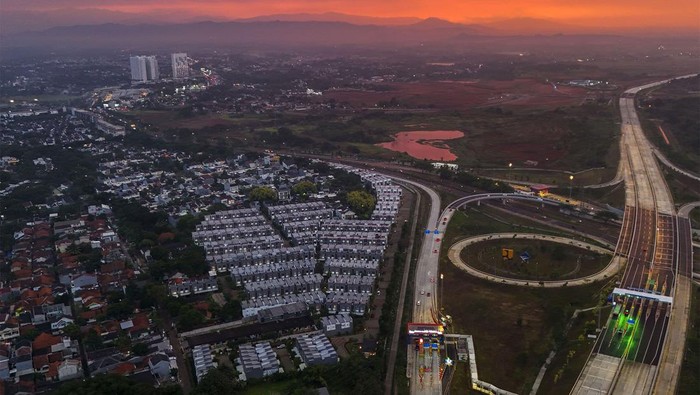 Foto udara kawasan simpang susun CBD tol Serpong Balaraja, Kabupaten Tangerang, Banten, Senin (28/10/2024). Kementerian Perekonomian menetapkan kawasan Serpong sebagai Proyek Strategis Nasional (PSN) dengan konsentrasi pada sektor pendidikan dan biomedical sehingga wilayah Tangerang Raya diprediksi menjadi new greater Jakarta karena ditunjang dengan fasilitas dan pengembang besar serta didukung dengan investasi pada triwulan ketiga tahun 2024 mencapai Rp11,18 triliun. ANTARA FOTO/Galih Pradipta/nym.