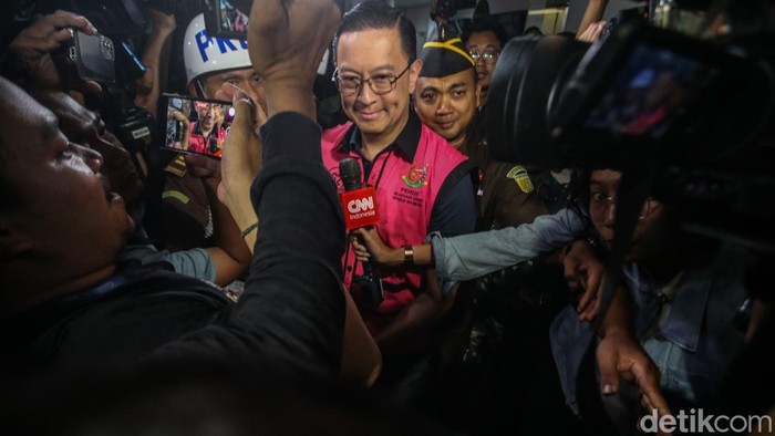 Menteri perdagangan tahun 2015-2016 Tom Lembong saat dibawa ke mobil tahanan di Kejaksaan Agung, Jakarta, Selasa (29/10/2024). Tom Lembong ditetapkan sebagai tersangka kasus impor gula.