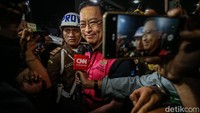 Selain itu, ada juga dugaan kongkalikong terkait impor dan penjualan gula oleh perusahaan-perusahaan yang mendapat izin dari Kemendag saat itu. 