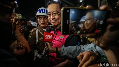 Menteri perdagangan tahun 2015-2016 Tom Lembong saat dibawa ke mobil tahanan di Kejaksaan Agung, Jakarta, Selasa (29/10/2024). Tom Lembong ditetapkan sebagai tersangka kasus impor gula.