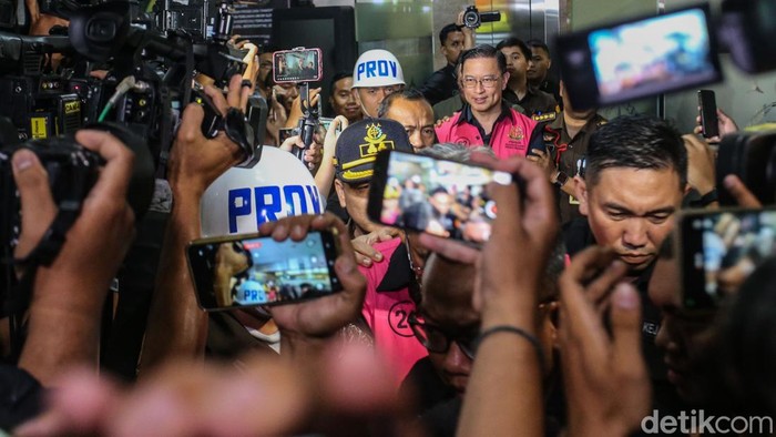 Menteri perdagangan tahun 2015-2016 Tom Lembong saat dibawa ke mobil tahanan di Kejaksaan Agung, Jakarta, Selasa (29/10/2024). Tom Lembong ditetapkan sebagai tersangka kasus impor gula.