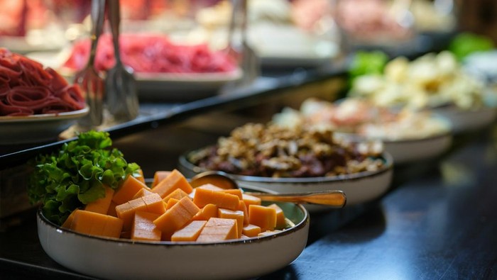 Makanan yang disediakan sebagai sarapan di hotel dalam bentuk prasmanan