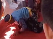 Video Detik-detik Pria di Sulsel Tewas Tertusuk Badik Sendiri saat Tampil Sambut Pengantin