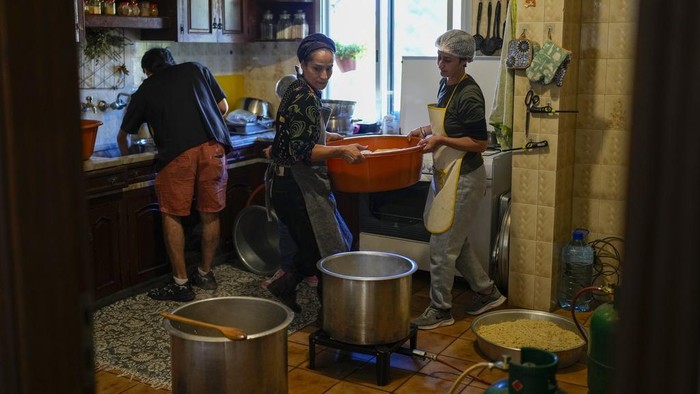Pusat Seni Perempuan di Lebanon Disulap Jadi Dapur Umum Relawan memasak makanan untuk para warga yang terlantar di Lebanon. Relawan telah meningkatkan produksi makanan menyusul konflik yang meluas.