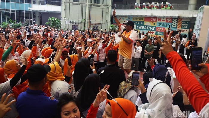 Calon Wakil Gubernur Jakarta nomor urut 3, Rano Karno menghadiri kampanye 'Senam Nyak P-D Jakarta Menyala' di Pondok Labu, Jakarta Selatan, Selasa (29/10/2024). Turut hadir dalam kampanye tersebut, istri Rano Karno, Dewi Rano Karno dan istri cagub Pramono Anung, Hani Pramono Anung.