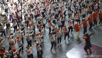 Warga kompak mengikuti gerakan instruktur dengan diiringi musik.