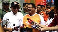 Rano sempat memberikan keterangan pers di sela-sela kampanye tersebut.