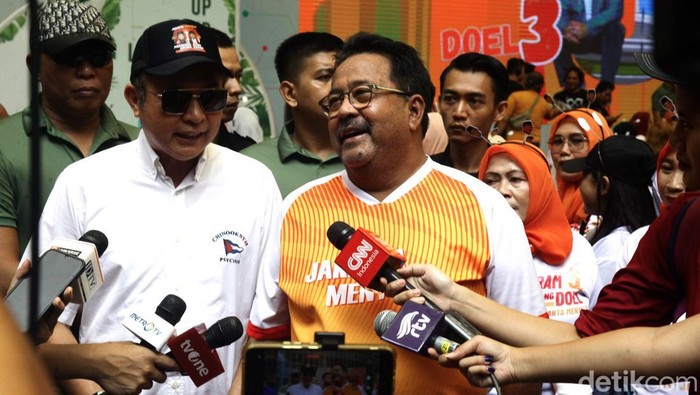Rano Karno Kampanye dengan Senam Bersama Calon Wakil Gubernur Jakarta nomor urut 3, Rano Karno menghadiri kampanye 'Senam Nyak P-D Jakarta Menyala' di Pondok Labu, Jakarta Selatan, Selasa (29/10/2024). Turut hadir dalam kampanye tersebut, istri Rano Karno, Dewi Rano Karno dan istri cagub Pramono Anung, Hani Pramono Anung.