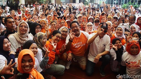 Rano Karno Senam Bareng Emak-emak di Pondok Labu