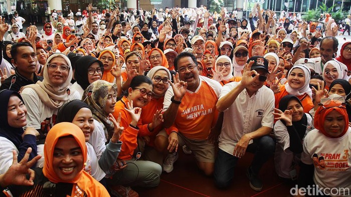 Rano Karno Kampanye dengan Senam Bersama Calon Wakil Gubernur Jakarta nomor urut 3, Rano Karno menghadiri kampanye 'Senam Nyak P-D Jakarta Menyala' di Pondok Labu, Jakarta Selatan, Selasa (29/10/2024). Turut hadir dalam kampanye tersebut, istri Rano Karno, Dewi Rano Karno dan istri cagub Pramono Anung, Hani Pramono Anung.