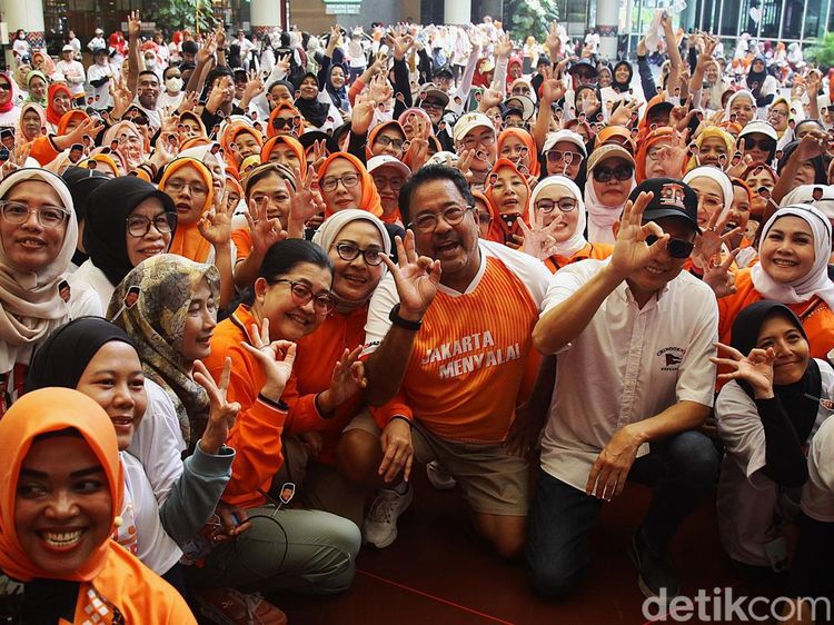 Rano Karno Senam Bareng Emak-emak di Pondok Labu