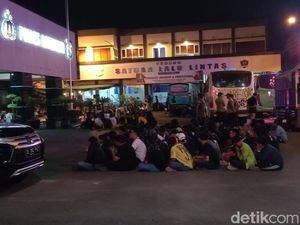 Ratusan Suporter Gresik United Diamankan di Mapolres Lamongan