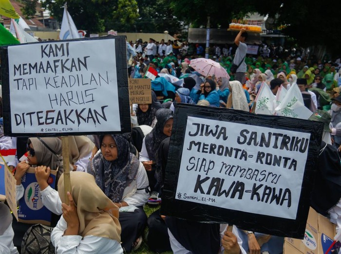 Sejumlah santri mengikuti aksi damai di halaman Polda DIY, Sleman, DI Yogyakarta, Selasa (29/10/2024). Dalam solidaritas tersebut ribuan santri mengecam atas insiden penusukan santri serta mendesak pihak kepolisan untuk mengusut tuntas kasus tersebut dan menutup penjual minuman keras tanpa izin. ANTARA FOTO/Hendra Nurdiyansyah/YU