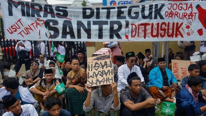 Sejumlah santri mengikuti aksi damai di halaman Polda DIY, Sleman, DI Yogyakarta, Selasa (29/10/2024). Dalam solidaritas tersebut ribuan santri mengecam atas insiden penusukan santri serta mendesak pihak kepolisan untuk mengusut tuntas kasus tersebut dan menutup penjual minuman keras tanpa izin. ANTARA FOTO/Hendra Nurdiyansyah/YU