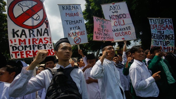 Sejumlah santri mengikuti aksi damai di halaman Polda DIY, Sleman, DI Yogyakarta, Selasa (29/10/2024). Dalam solidaritas tersebut ribuan santri mengecam atas insiden penusukan santri serta mendesak pihak kepolisan untuk mengusut tuntas kasus tersebut dan menutup penjual minuman keras tanpa izin. ANTARA FOTO/Hendra Nurdiyansyah/YU