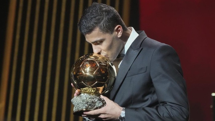 Manchester Citys Spanish player Rodri kisses the trophy as he receives the 2024 Mens Ballon dOr award during the 68th Ballon dOr (Golden Ball) award ceremony at Theatre du Chatelet in Paris, Monday, Oct. 28, 2024. (AP Photo/Michel Euler)