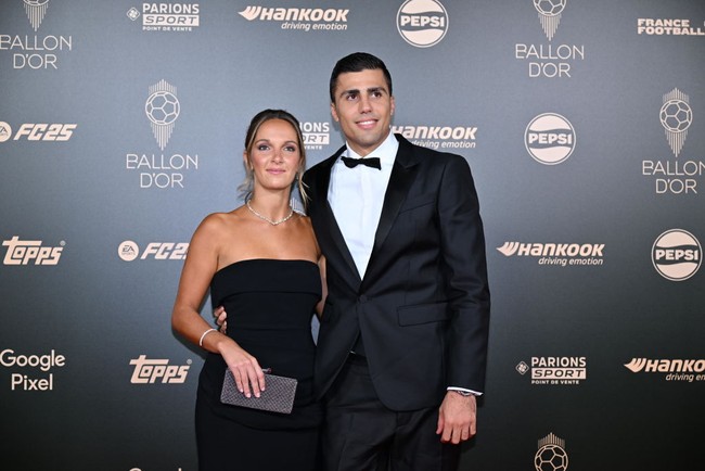 Wanita yang dikenal sebagai mahasiswi kedokteran itu tampil dalam balutan gaun strapless hitam. Memakai gaun simple, Laura melengkapi penampilannya dengan aksesori berlian mulai dari anting, kalung dan gelang.Foto: Anadolu via Getty Images/Anadolu