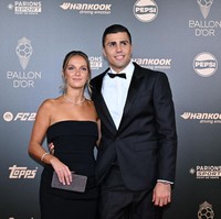 Wanita yang dikenal sebagai mahasiswi kedokteran itu tampil dalam balutan gaun strapless hitam. Memakai gaun simple, Laura melengkapi penampilannya dengan aksesori berlian mulai dari anting, kalung dan gelang.Foto: Anadolu via Getty Images/Anadolu