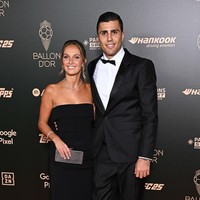 Rodri menghadiri Ballon d’Or yang digelar di Theatre Du Chatelet, Paris, Prancis, Senin (28/10/2024). Pemain Manchester City dan timnas Spanyol itu ditemani kekasihnya Laura Iglesias. Sejoli ini diketahui saling jatuh cinta saat sama-sama kuliah. Laura jurusan kedokteran, sedangkan Rodri belajar ilmu bisnis. Foto: Corbis via Getty Images/Stephane Cardinale - Corbis