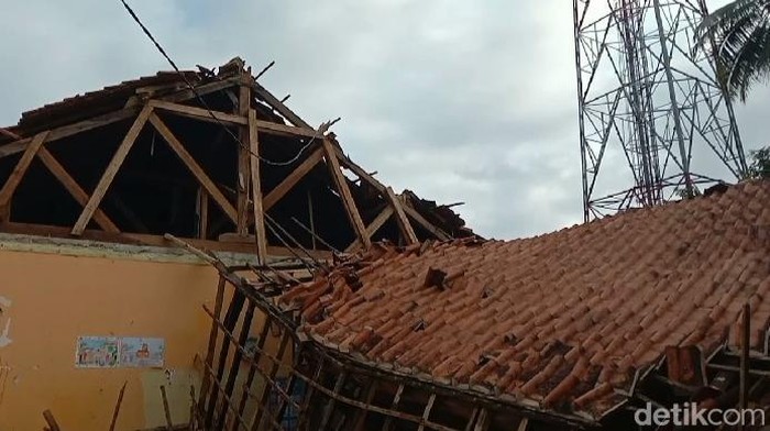 Ruang kelas ambruk di Pangandaran
