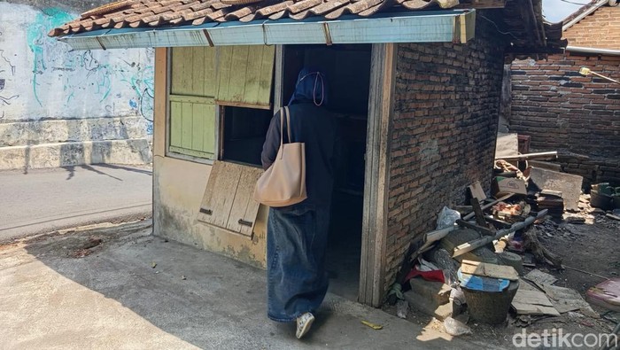 Rumah bekas warung yang dipakai untuk menimbun puluhan kucing di Kluyon, Kecamatan Magelang Utara, Kota Magelang. Dipotret Selasa (29/10/2024).