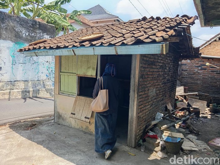 Rumah bekas warung yang dipakai untuk menimbun puluhan kucing di Kluyon, Kecamatan Magelang Utara, Kota Magelang. Dipotret Selasa (29/10/2024).