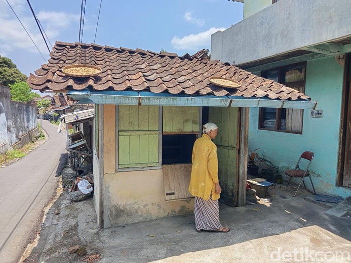 Rumah bekas warung yang dipakai untuk menimbun puluhan kucing di Kluyon, Kecamatan Magelang Utara, Kota Magelang. Dipotret Selasa (29/10/2024).