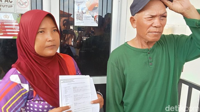 Salwah dan Achmad melaporkan AD (20), anak mereka, karena dugaan penganiayaan setelah tak diberi uang jajan.