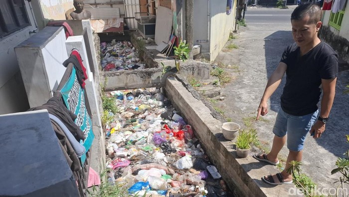 Kondisi saluran air di Jalan Kusumanegara RT 32, Plumbon, Banguntapan, Bantul, yang sudah penuh sampah selama berbulan-bulan, saat dilihat Selasa (29/10/2024).
