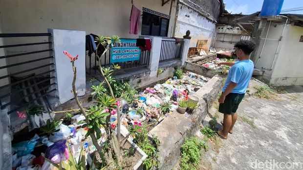 Kondisi saluran air di Jalan Kusumanegara RT 32, Plumbon, Banguntapan, Bantul, yang sudah penuh sampah selama berbulan-bulan, saat dilihat Selasa (29/10/2024).