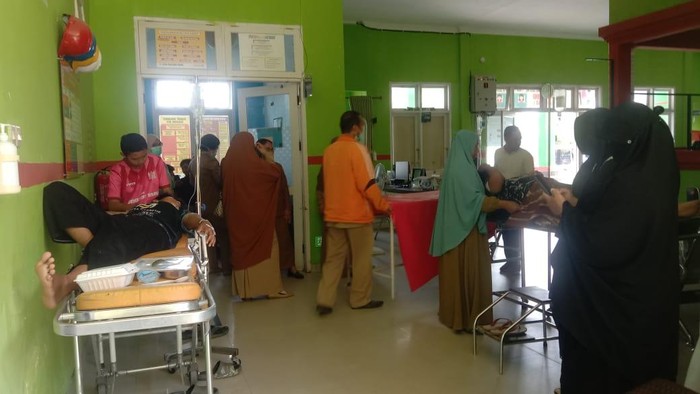 Santri di Luwu Timur diduga keracunan.
