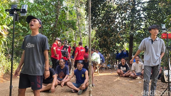 Sejumlah warga Kampung Babakan tengah melakukan live TikTok.
