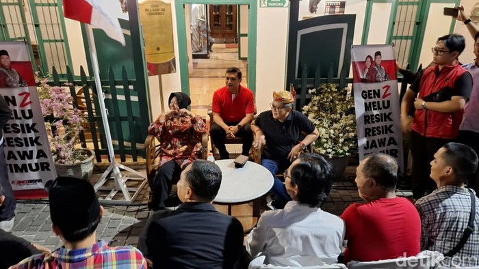 Sekjen PDI Perjuangan Hasto Kristiyanto bersama Cagub JatimTri Rismaharini di MuseumOS CCokroaminoto Surabaya