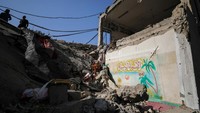Pasukan Israel melakukan aksi biadab dengan mengebom sebuah sekolah yang dijadikan lokasi pengungsian di Beach camp di Kota Gaza.  