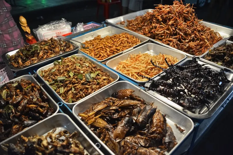 Selain Buaya, Ini 7 Makanan Ekstrem Thailand yang Menyeramkan
