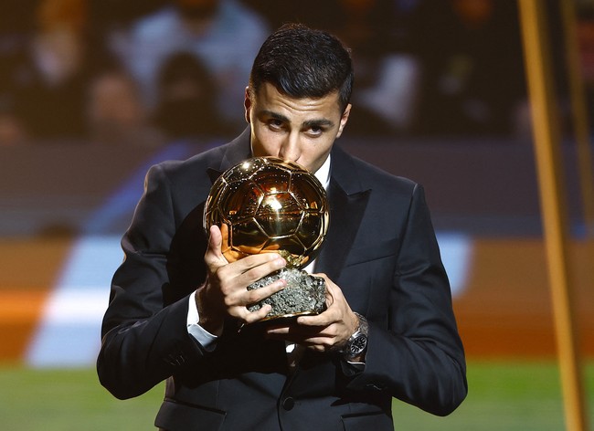 Ballon d’Or adalah penghargaan tahunan yang diberikan kepada pemain sepak bola terbaik dunia. Pada Ballon d’Or 2024, Rodrigo Hernández Bibula Cascante aka Rodri meraih gelar pemain bola terbaik. Foto: (REUTERS/Sarah Meyssonnier)