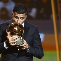 Ballon d’Or adalah penghargaan tahunan yang diberikan kepada pemain sepak bola terbaik dunia. Pada Ballon d’Or 2024, Rodrigo Hernández Bibula Cascante aka Rodri meraih gelar pemain bola terbaik. Foto: (REUTERS/Sarah Meyssonnier)