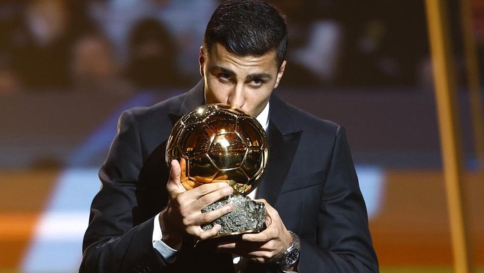 Soccer Football - Ballon dOr - Theatre du Chatelet, Paris, France - October 28, 2024 Spains and Manchester Citys Rodri with the Ballon dOr REUTERS/Sarah Meyssonnier     TPX IMAGES OF THE DAY