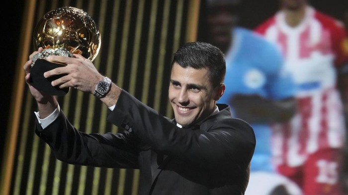 Manchester Citys Spanish player Rodri receives the 2024 Mens Ballon dOr award during the 68th Ballon dOr (Golden Ball) award ceremony at Theatre du Chatelet in Paris, Monday, Oct. 28, 2024. (AP Photo/Michel Euler)