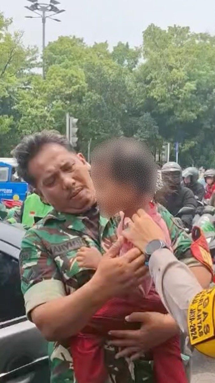 Seorang anggota TNI turut serta membebaskan anak perempuan berusia 4 tahun yang disandera seorang pria berinisial IJ (54) di Pospol Pejaten Jaksel. (Dok Istimewa).