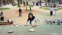 Area bermain di Tebet Eco Park dilengkapi dengan berbagai permainan, seperti ayunan, seluncuran, dan alat interaktif yang mendukung perkembangan motorik anak.  