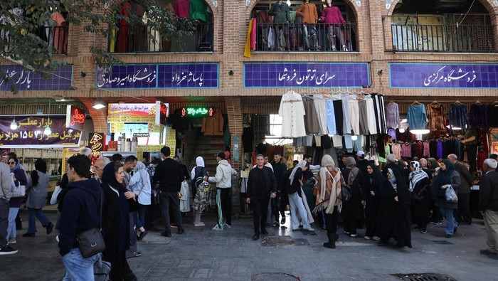 Situasi Iran Pascaserangan Israel Iranians walk in Tehran Bazaar after several explosions were heard, in Tehran, Iran, October 26, 2024. Majid Asgaripour/WANA (West Asia News Agency) via REUTERS ATTENTION EDITORS - THIS IMAGE HAS BEEN SUPPLIED BY A THIRD PARTY